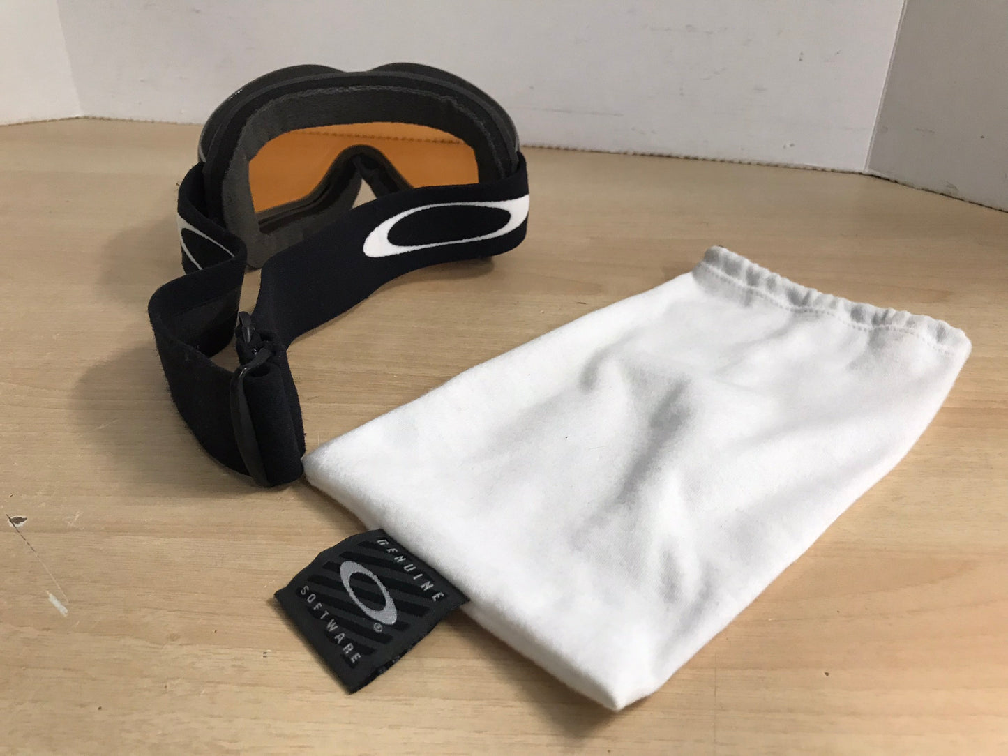 Ski Goggles Men's Size Large Oakley Big Lense Black With Orange Lenses and Bag As New