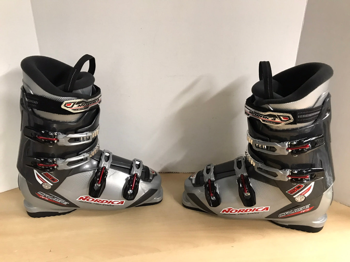 Ski Boots Mondo Size 28.5 Men's Size 10.5 325 mm Nordica Cruise New Demo Model