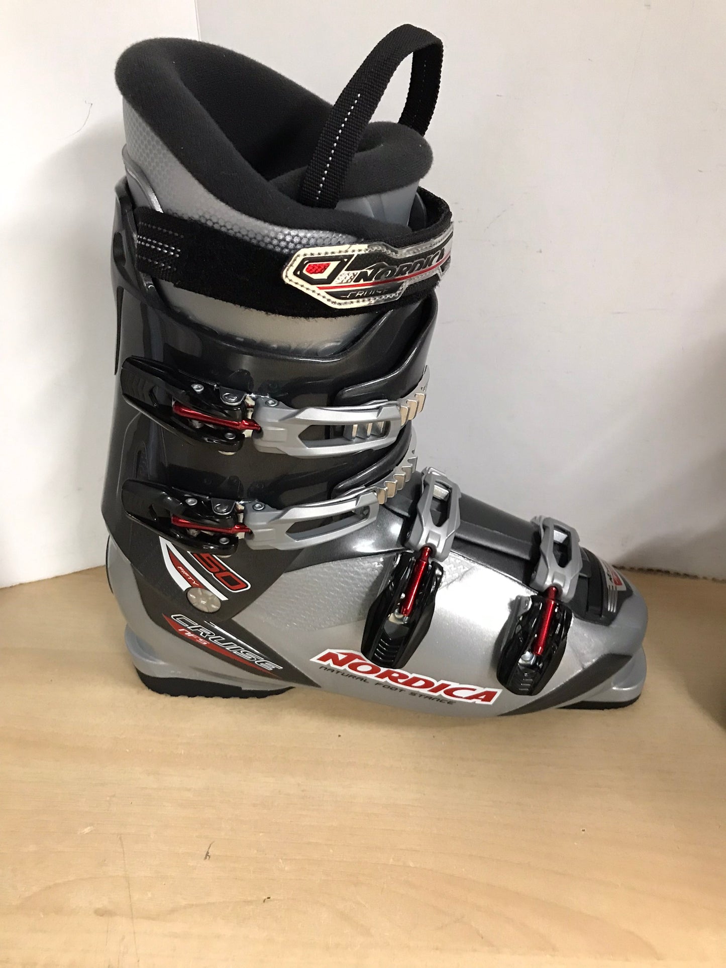 Ski Boots Mondo Size 28.5 Men's Size 10.5 325 mm Nordica Cruise New Demo Model