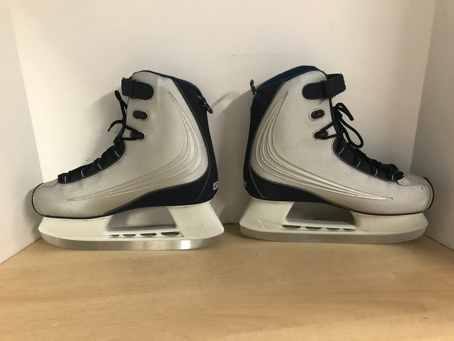 Ice Skates Men's Size 8 Ladies Size 9 CCM Soft Skates Navy and Grey Excellent