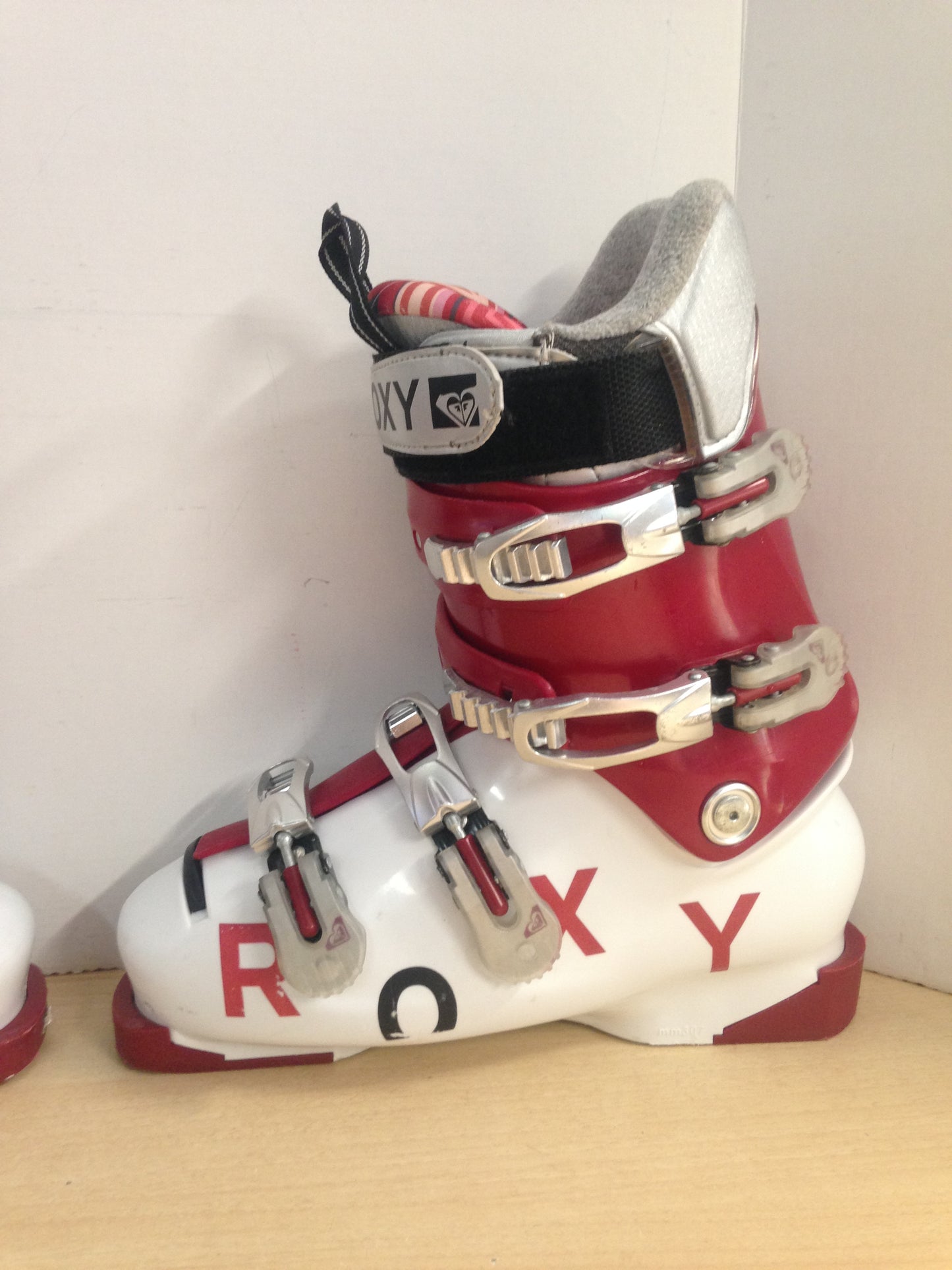 Ski Boots Mondo Size 26.5 Ladies size 9.5 307 mm Roxy Red White Excellent