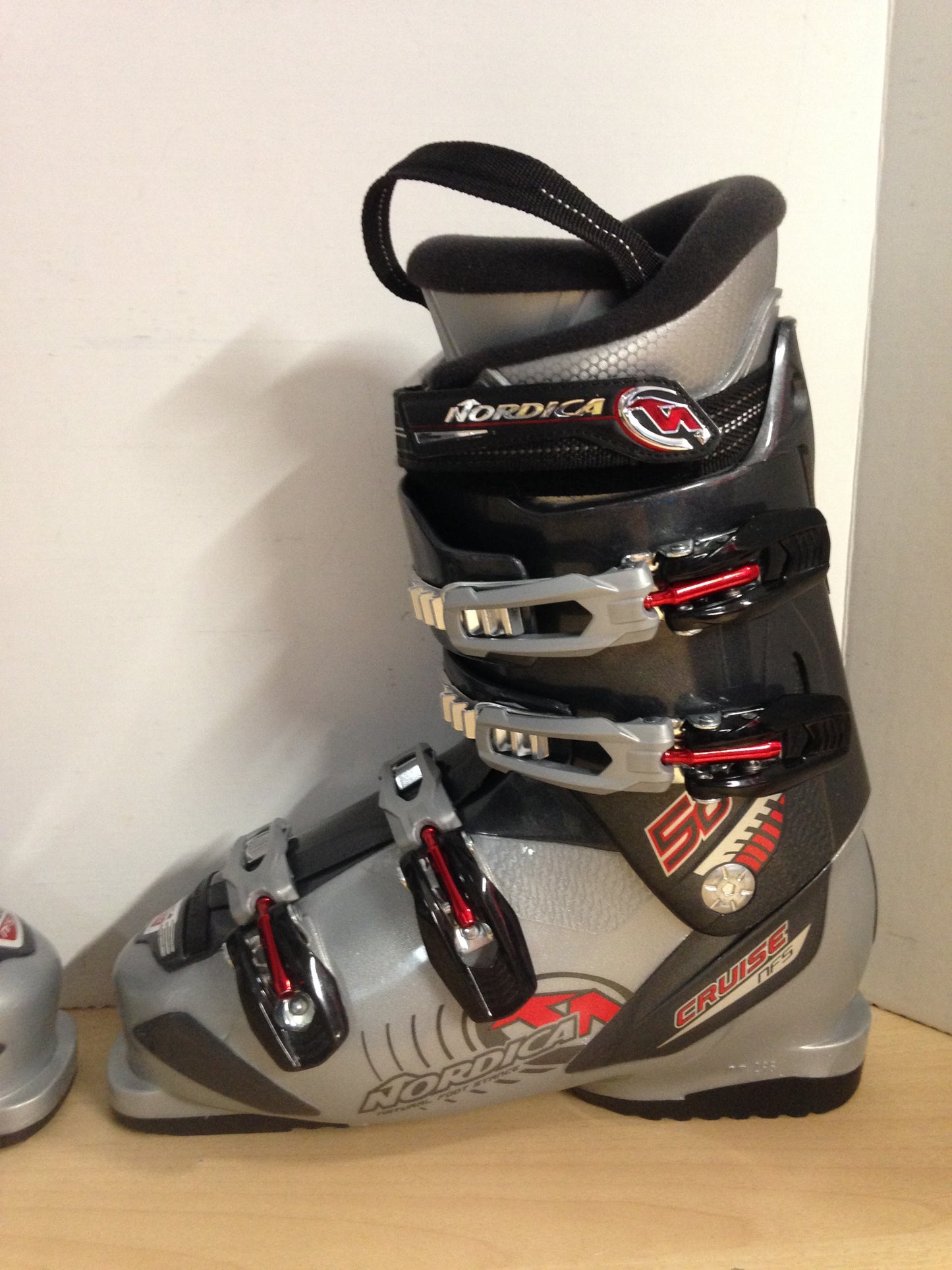 Ski Boots Mondo Size 25.5 Men's Shoe Size 7.5 Ladies 8.5 298 mm Nordica Cruise Grey Red  new Demo Model