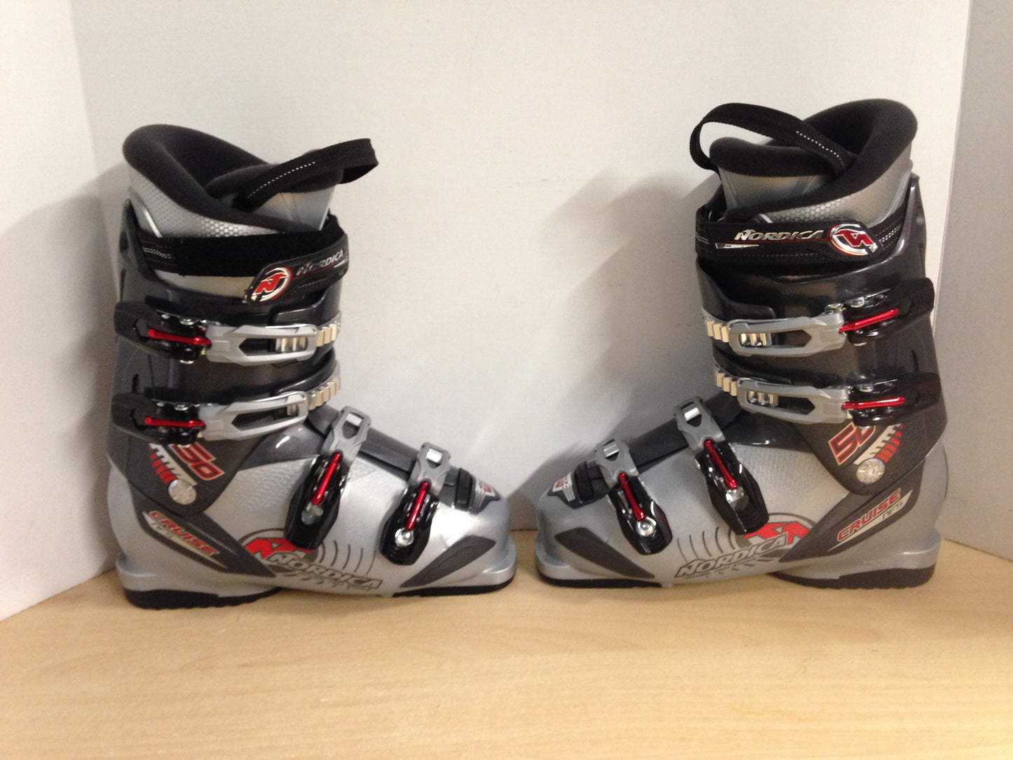 Ski Boots Mondo Size 25.5 Men's Shoe Size 7.5 Ladies 8.5 298 mm Nordica Cruise Grey Red  new Demo Model