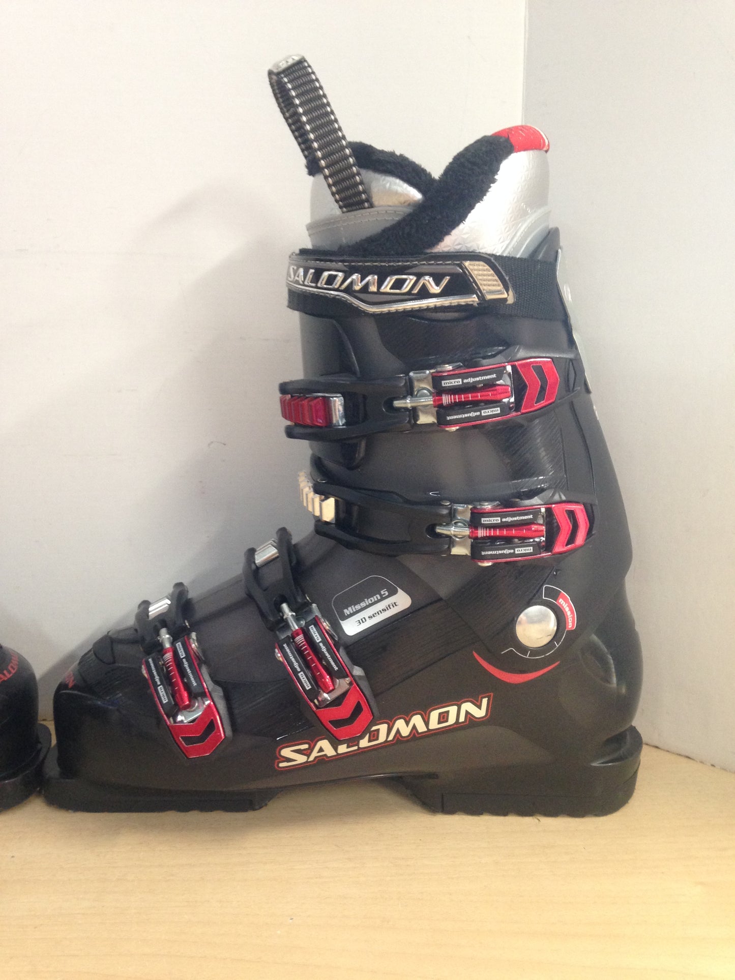 Ski Boots Mondo Size 27.0 Men's Size 9 Ladies size 10 317 mm Salomon Mission 5 Black Red As New