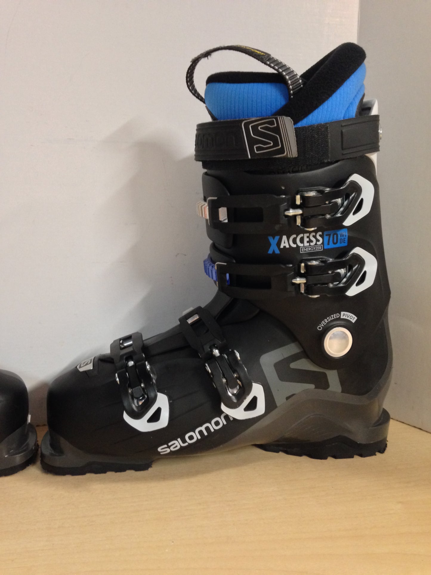 Ski Boots Mondo Size 28.5 Men's size 10.5  326 mm Salomon Access 70 Black Blue New Demo Model