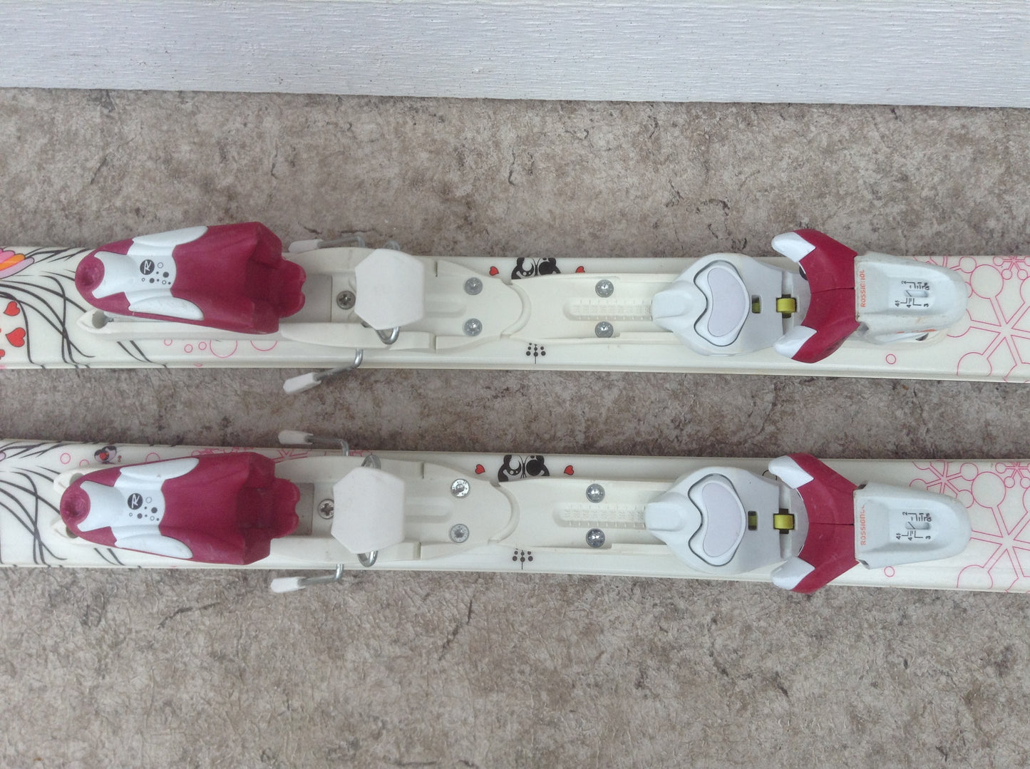 Ski 140 Rossignol Fun Girl Loaded With  Flowers and Fun Parabolic White Fushia Pink With Bindings