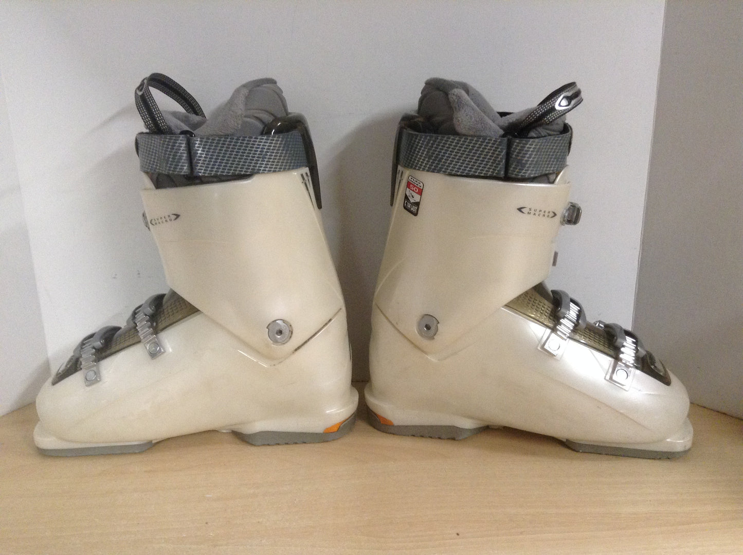 Ski Boots Mondo Size 25.5 Ladies Size 8.5 297 mm Head Soft Walk Cream Grey Excellent