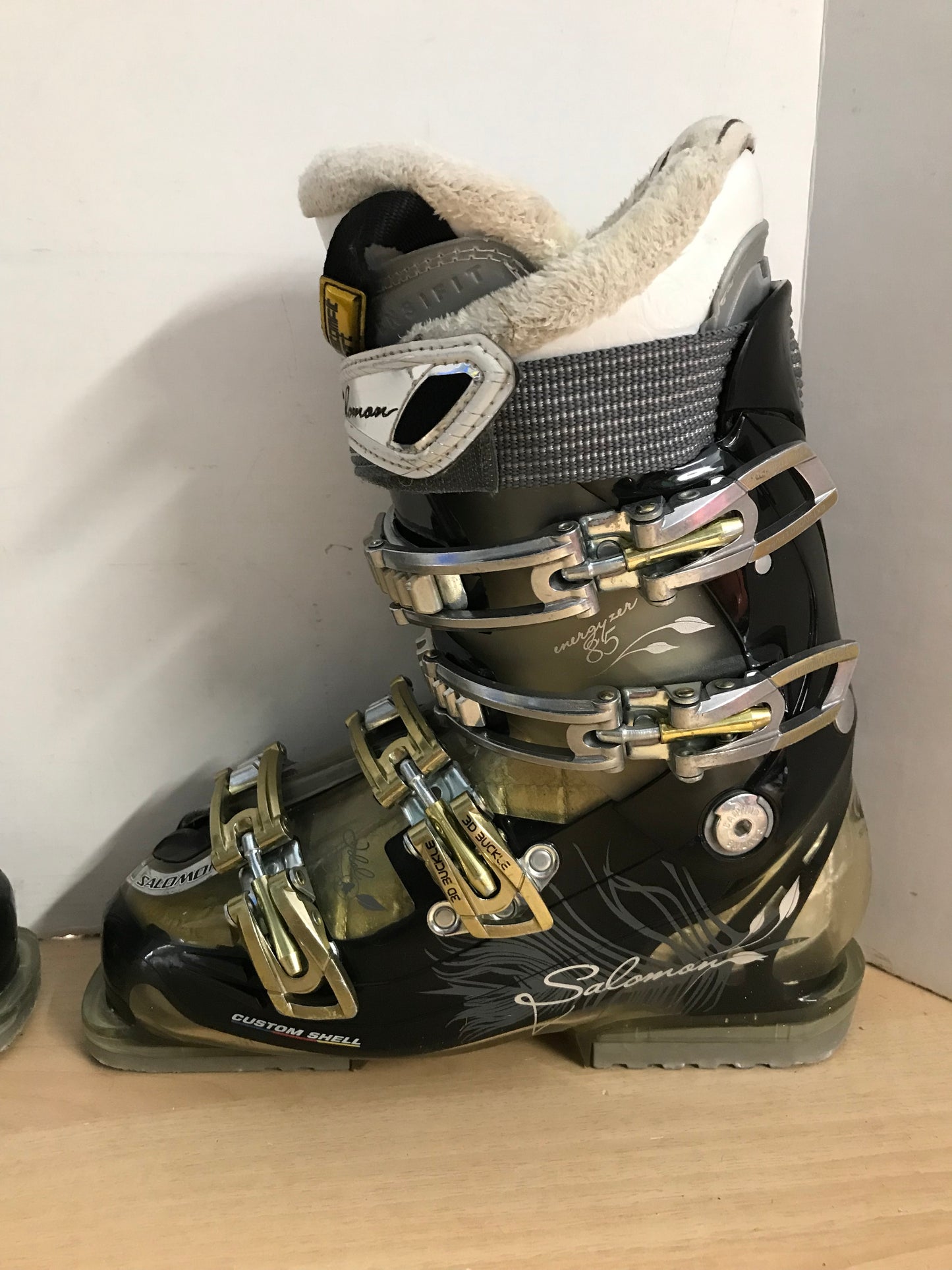 Ski Boots Mondo Size 25.5 Ladies Size 8.5 297 mm Salomon Black Gold