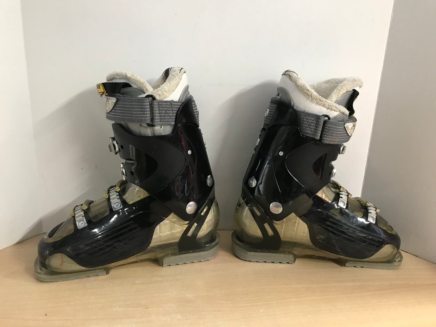 Ski Boots Mondo Size 25.5 Ladies Size 8.5 297 mm Salomon Black Gold