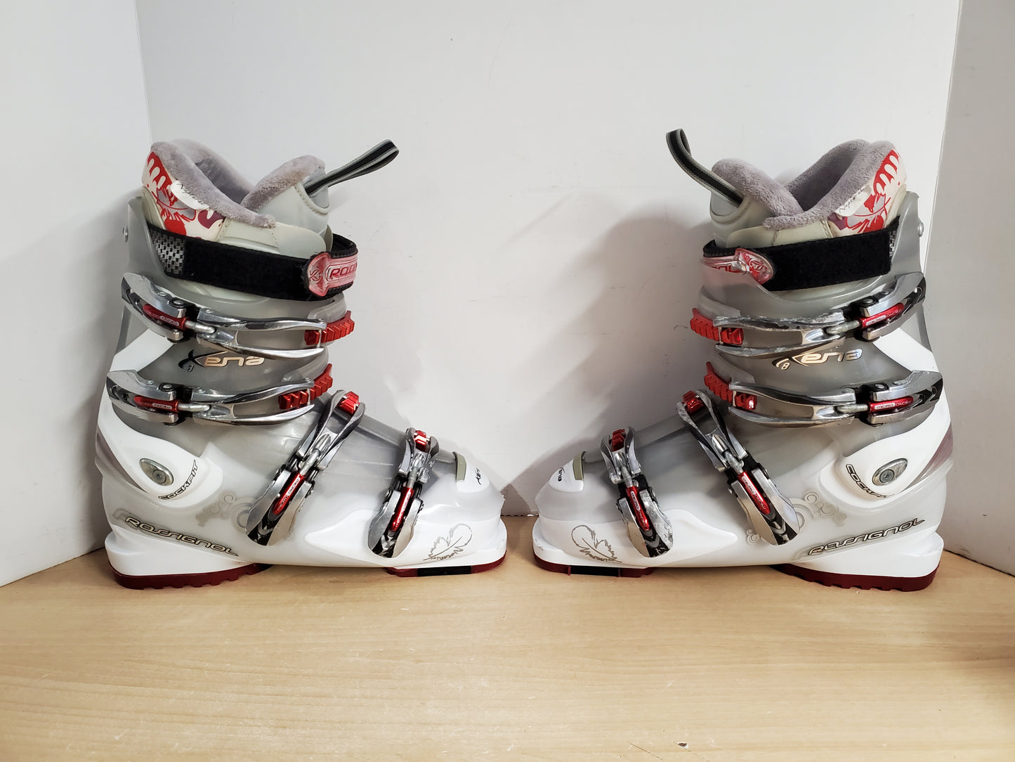 Ski Boots Mondo Size 26.5  Ladies Size 9.5 308 mm Rossignol Xona White Red Grey Fantastic Quality