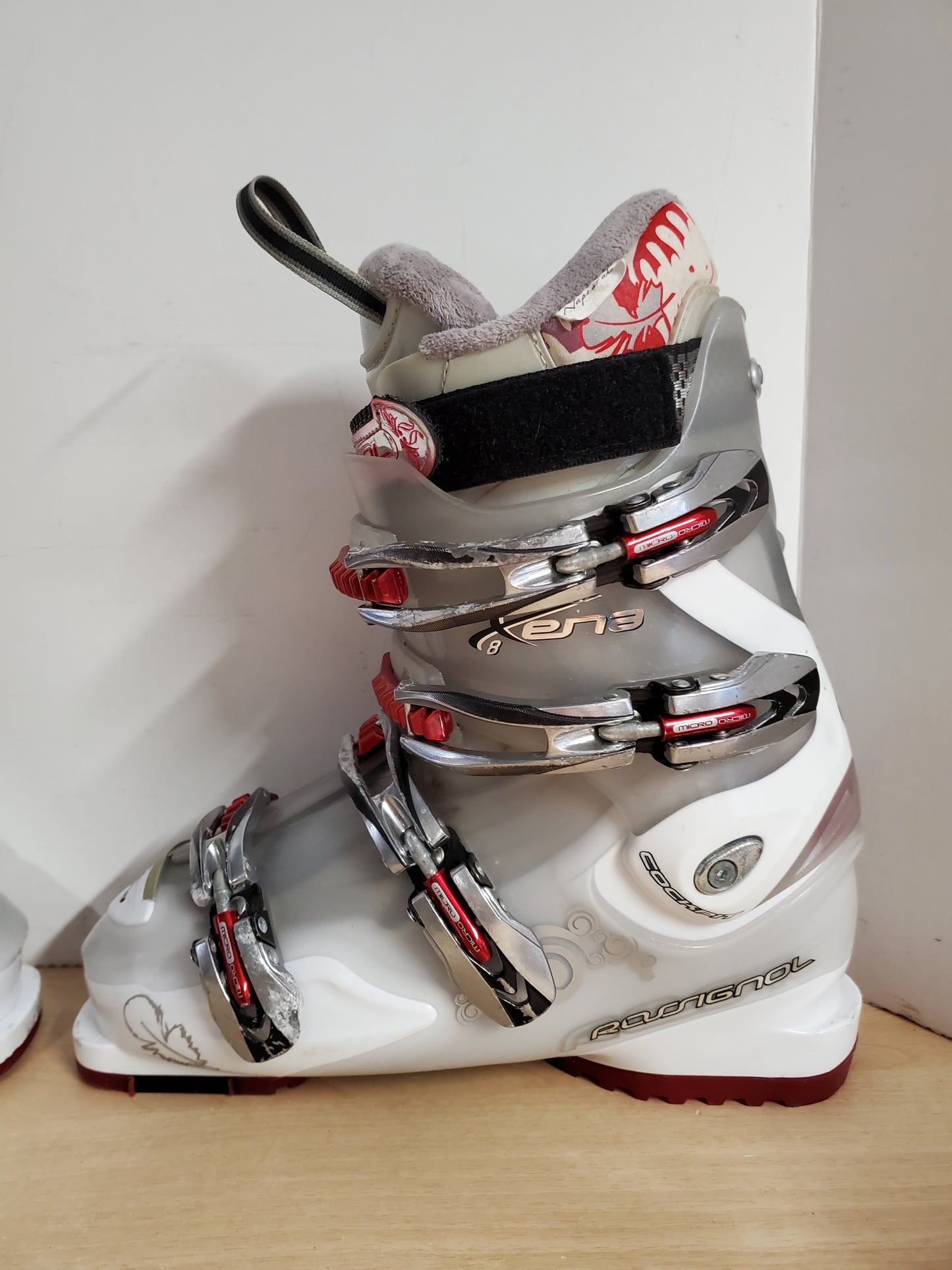 Ski Boots Mondo Size 26.5  Ladies Size 9.5 308 mm Rossignol Xona White Red Grey Fantastic Quality