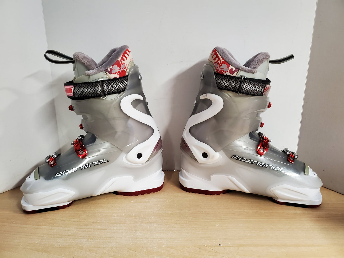 Ski Boots Mondo Size 26.5  Ladies Size 9.5 308 mm Rossignol Xona White Red Grey Fantastic Quality