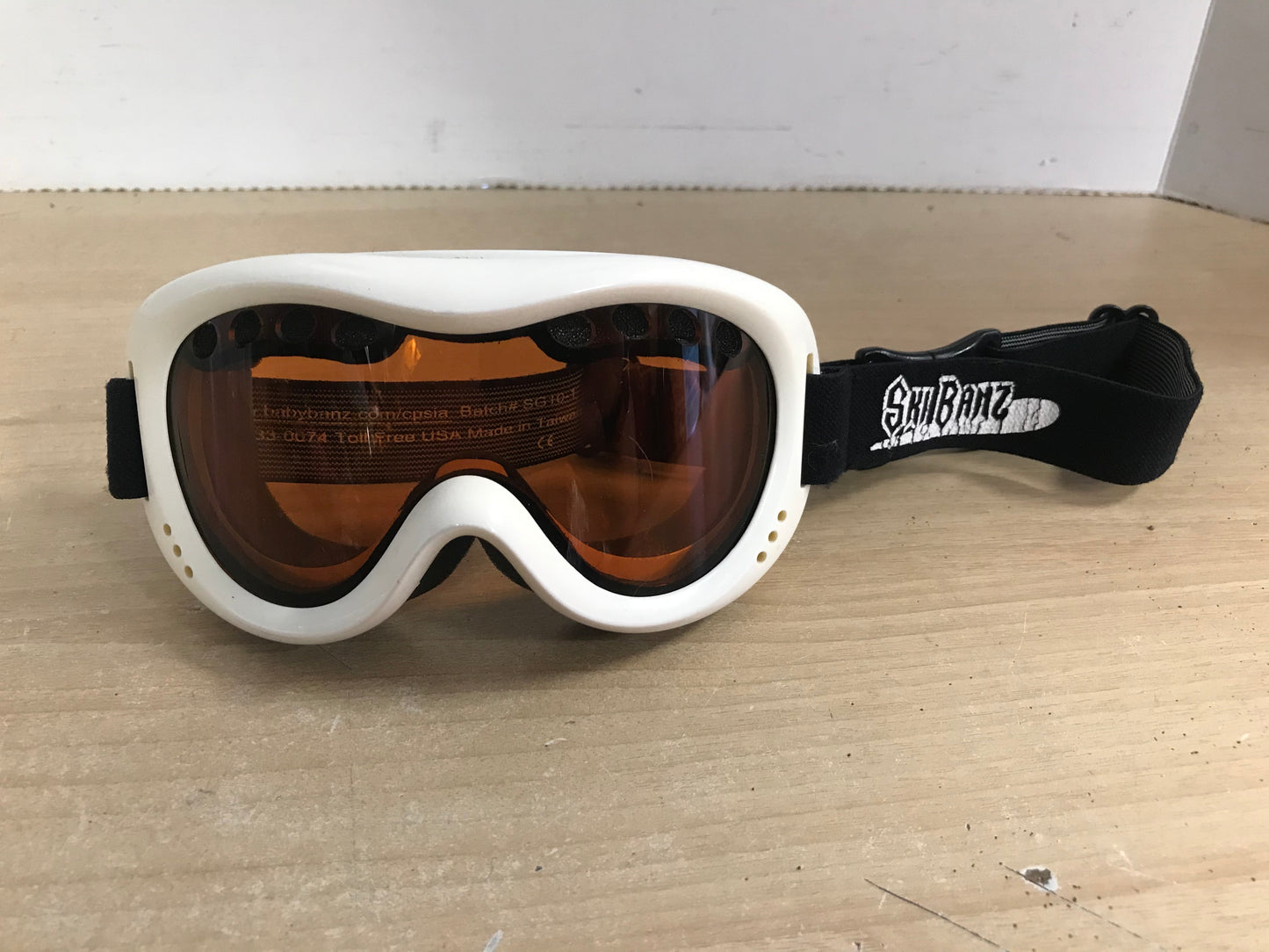 Ski Goggles Child Size 6-8 White With Orange Lenses