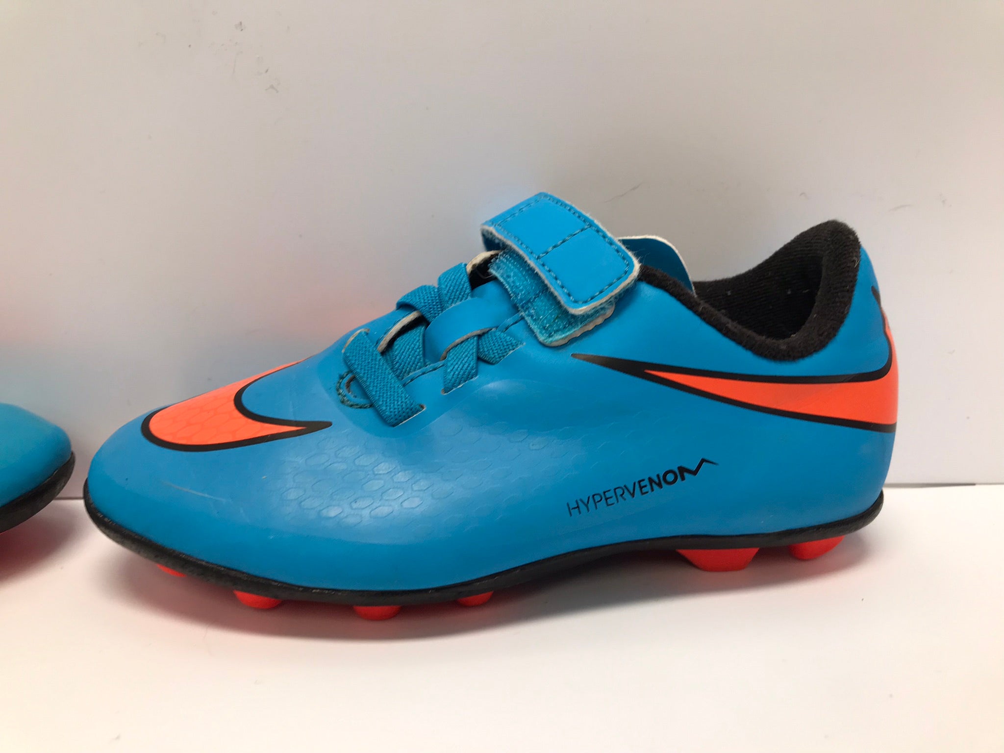 Blue and orange on sale nike soccer cleats