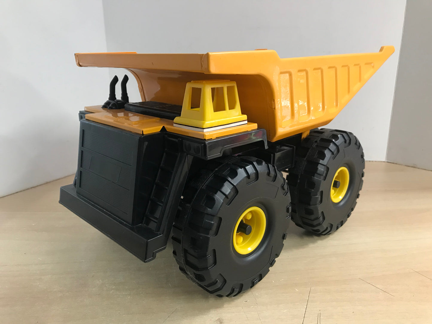 Tonka Style Large Metal Plastic Dump Truck 18 inch Excellent